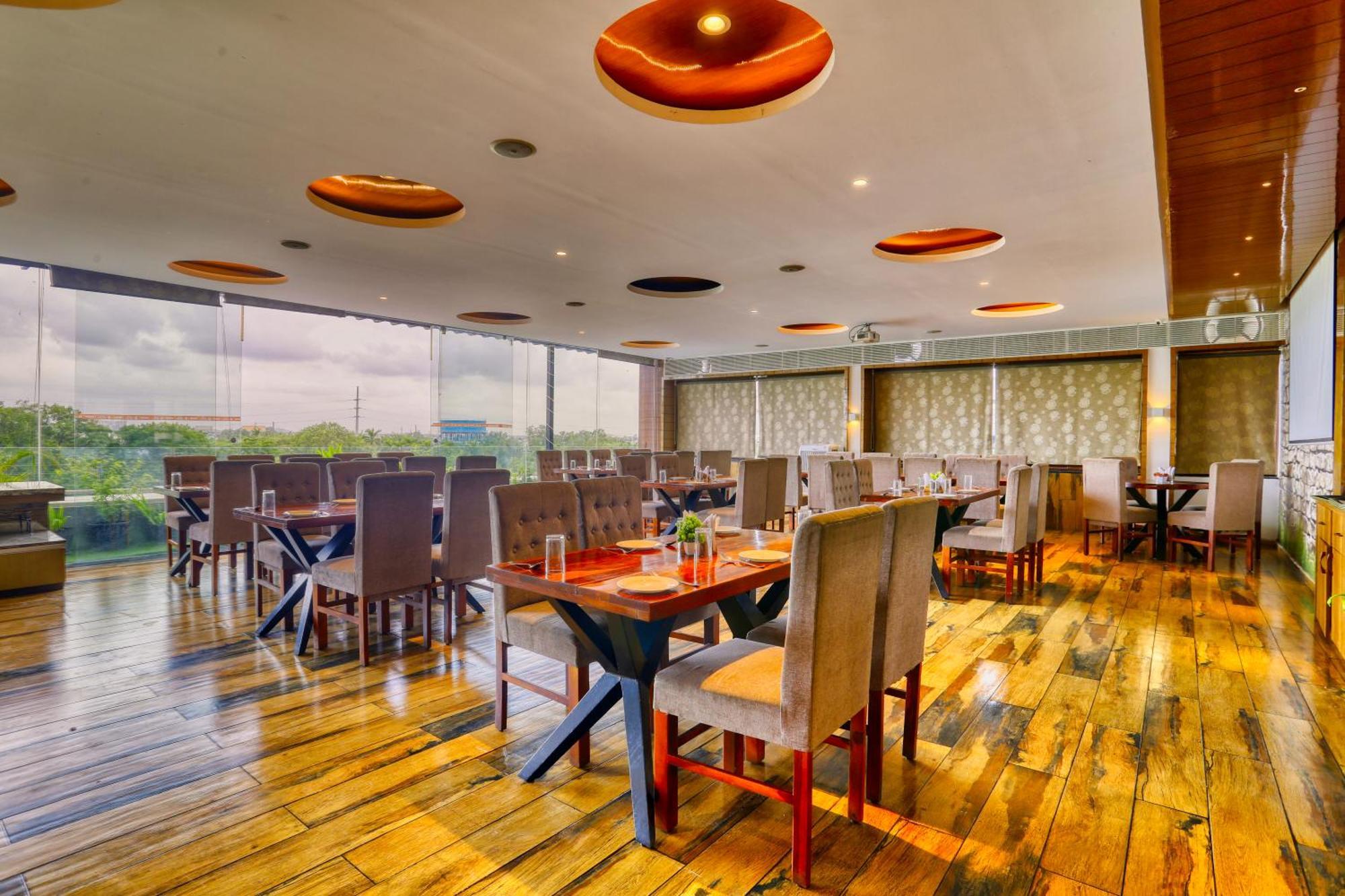The Ashoka Hotel Индаур Экстерьер фото