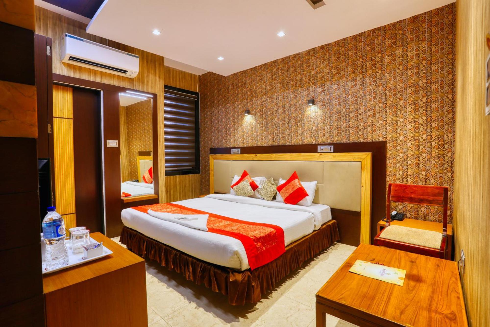 The Ashoka Hotel Индаур Экстерьер фото