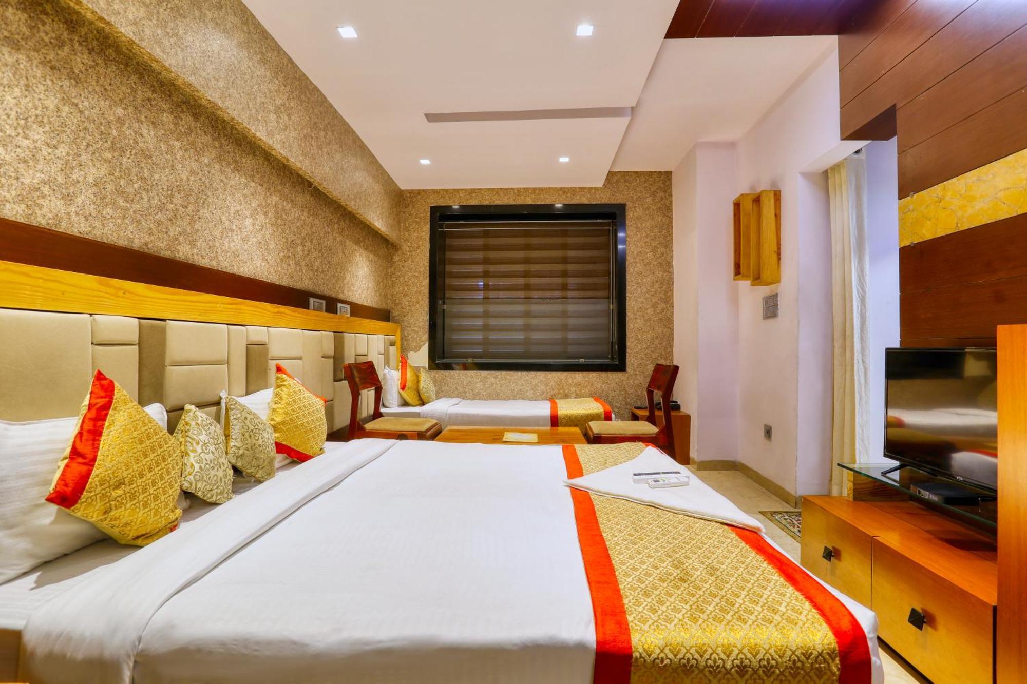 The Ashoka Hotel Индаур Экстерьер фото