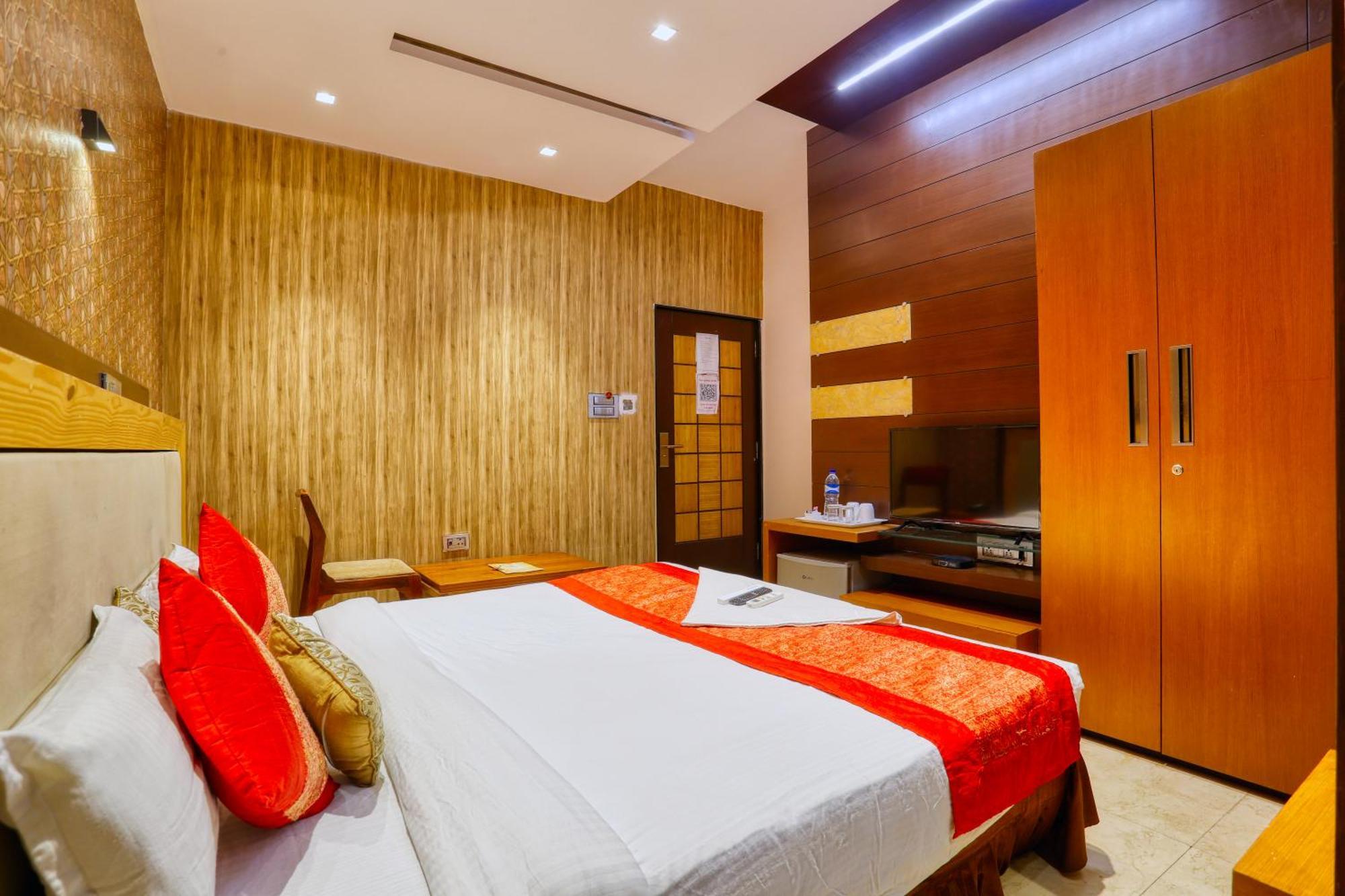 The Ashoka Hotel Индаур Экстерьер фото