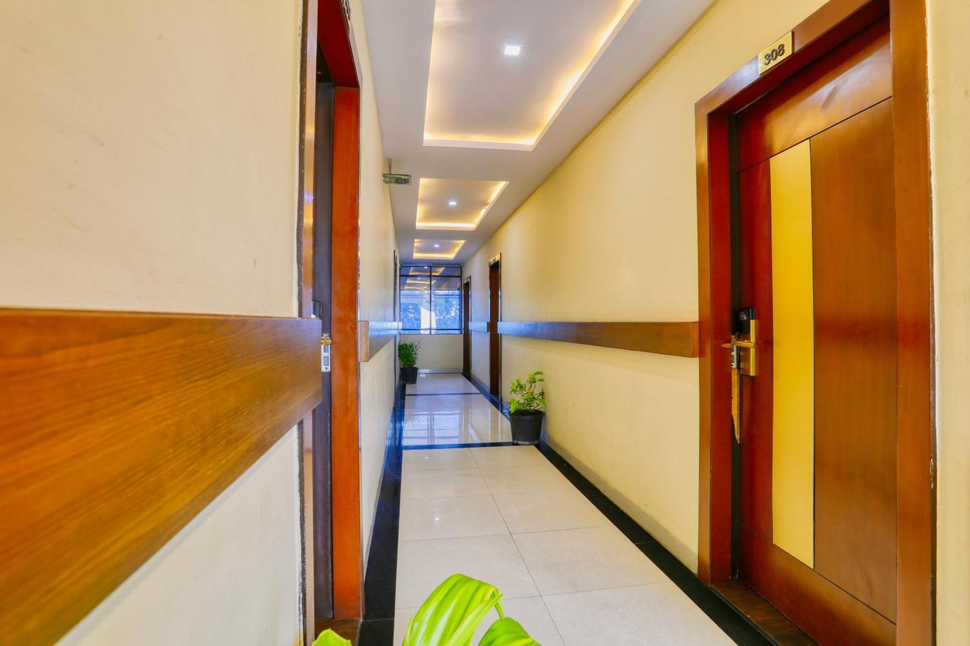 The Ashoka Hotel Индаур Экстерьер фото