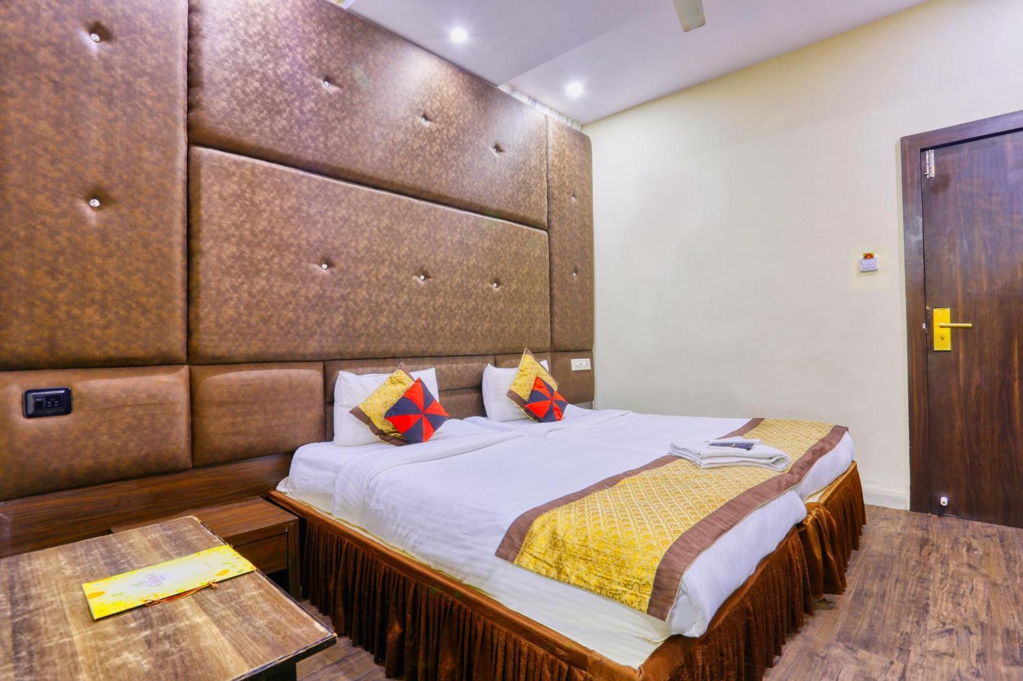 The Ashoka Hotel Индаур Экстерьер фото